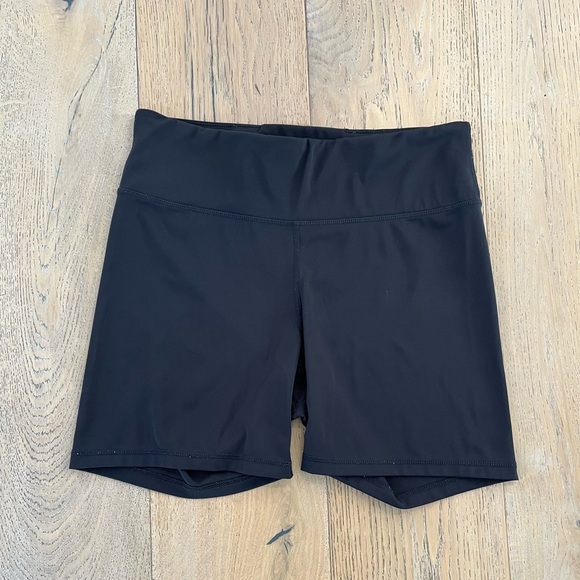 Old Navy Powersoft Bike Short 6 inch Women Large Black - Picture 1 of 5